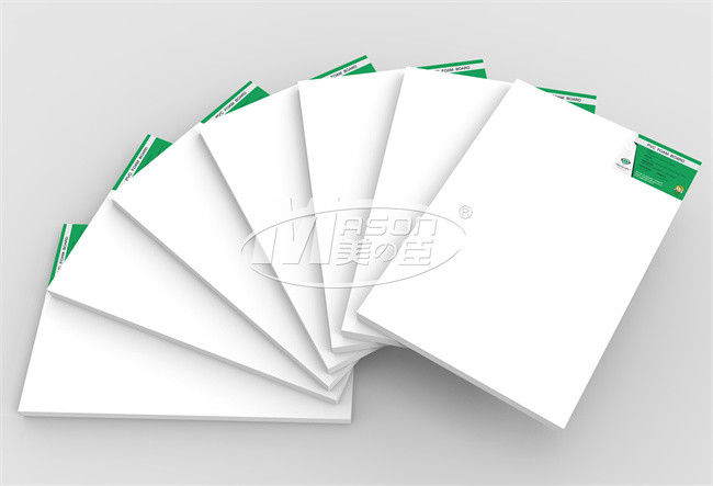 Las divisas blancas cubren el tablero de la espuma del PVC de 3m m 1220x2440m m Celuka 20m m